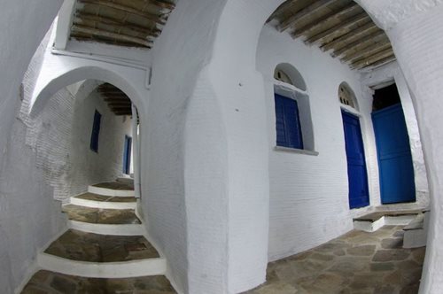 Να χαθείς στη μαγεία: Το κυκλαδίτικο χωριό που μοιάζει με λαβύρινθο και δεν έχει πλατεία