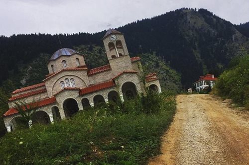 Η Πίζα της Ελλάδας: Το χωριό που αντιστέκεται στην βαρύτητα 