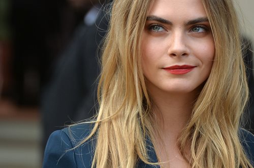 Η Cara Delevingne μόλις έγραψε ένα μυθιστόρημα και μας ακούγεται πολύ αυτοβιογραφικό