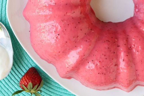 Το πιο λαχταριστό γλυκό ψυγείου στην πιο απολαυστική εκδοχή του: Ζελέ με φράουλες και γιαούρτι 