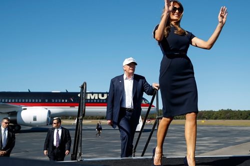 Γιατί έχουν φαγωθεί όλοι με τις 12ποντες γόβες της Μελάνια Τραμπ;