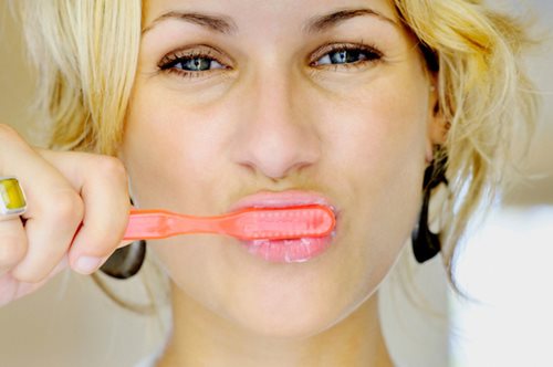 Χαμογελάστε άφοβα: 4 φυσικοί και οικονομικοί τρόποι για να έχετε πάντα λευκά δόντια