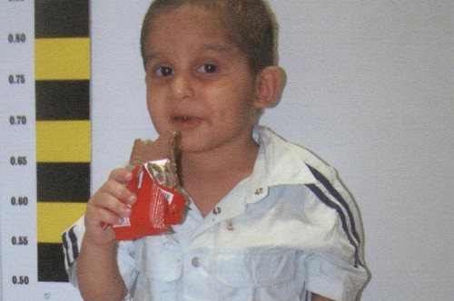 Κοιτάζω τη φωτογραφία του μικρού αυτού αγνώστου, 2,5 χρόνων και αναρωτιέμαι 