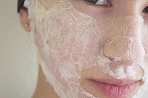 Σύσφιξη στο λεπτό: Φτιάξε μόνη σου τη μάσκα από αυγό για την οποία μιλάνε όλοι αυτοί τη στιγμή