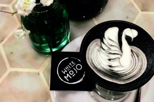 Η νέα τάση στον καφέ λέγεται goth latte και είναι πιο νόστιμη από όσο φαίνεται