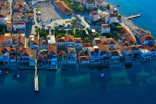 Το πανέμορφο παραθαλάσσιο χωριό της Ελλάδας που μοιάζει σα να επιπλέει στο νερό