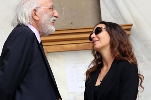 Συγγενείς και φίλοι αποχαιρετούν αυτή τη στιγμή τη Ζωή Λάσκαρη στην τελευταία της παράσταση 