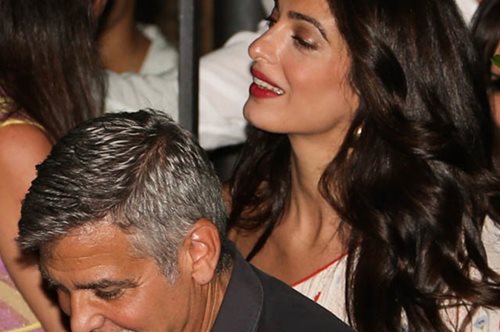 Η Αμάλ Κλούνεϊ φόρεσε το πιο ωραίο φόρεμα με τιράντες στο πιο ζωηρό χρώμα του καλοκαιριού 