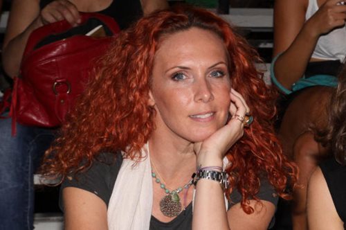 Η χαρούμενη πόζα της Εβελίνας Παπούλια με την κόρη της στην παραλία 