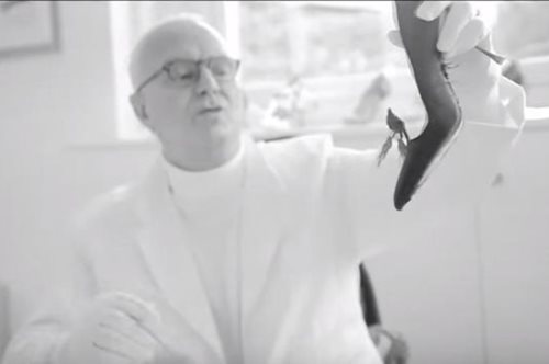 Ο αριστοτέχνης υποδηματοποιός Μανόλο Μπλάνικ και τα κομψοτεχνήματά του