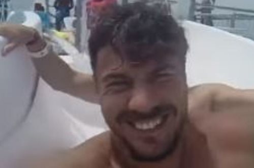 Το διαφορετικό φωτογραφικό άλμπουμ του Άκη Πετρετζίκη από τη Τζαμάϊκα