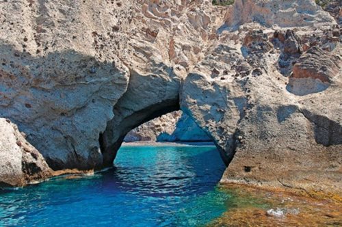 Στο «Νησί της Αιώνιας Κυριακής». Το μικρό νησί των Κυκλάδων με τους 1200 κατοίκους είναι hot spot