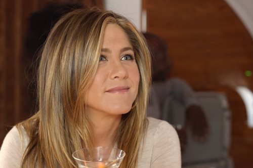 Αυτή τη φορά τα πήρε στο κρανίο. Η Τζένιφερ Άνιστον απαντά μία και καλή στις φήμες για εγκυμοσύνη