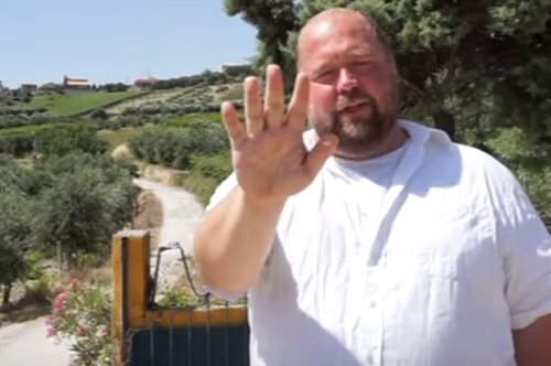 Ο Mark Wolters εντοπίζει τι δεν πρέπει να επισκεφθούν οι τουρίστες στην Ελλάδα 