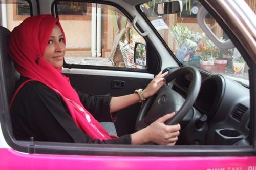 Tα ροζ ταξί στο Πακιστάν οδηγούνται από γυναίκες για γυναίκες αποκλειστικά, προσφέροντας ασφάλεια 