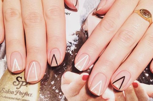 Glass nails trend: Η νέα μίνιμαλ τάση στα νύχια που θα σου πάρει τα μυαλά 