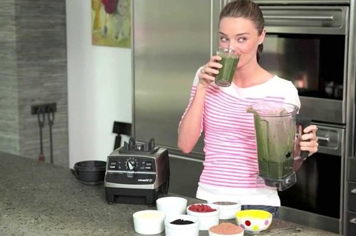 Όλα όσα τρώει η Μιράντα Κερ μέσα στην ημέρα. Να γιατί λάμπει έτσι το δέρμα της