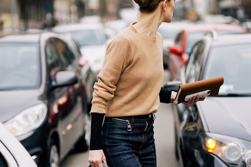 Η αγαπημένη φετινή τάση στα παπούτσια που ταιριάζει τόσο πολύ με τα τζιν είναι σικ και βολική 