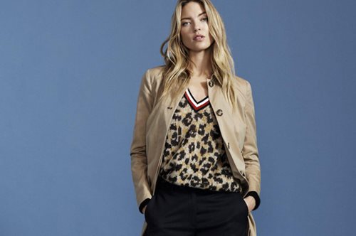 Η νέα γυναικεία σειρά του Tommy Hilfiger πέρασε σε πιο εναλλακτικά μονοπάτια και μας κλείνει το μάτι