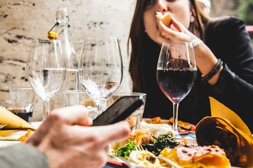 Λάδι, σαλάτα, κρέας. Τι αλλάζει υποχρεωτικά στα εστιατόρια  