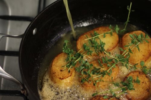 Τραγανές πατάτες φοντάν στο τηγάνι με βούτυρο. Οι πιο νόστιμες πατάτες που έχεις δοκιμάσει ποτέ 