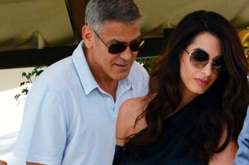 Η Αμάλ Κλούνεϊ φόρεσε την πιο σικ ριγέ παντελόνα για βόλτα με τα δίδυμα 