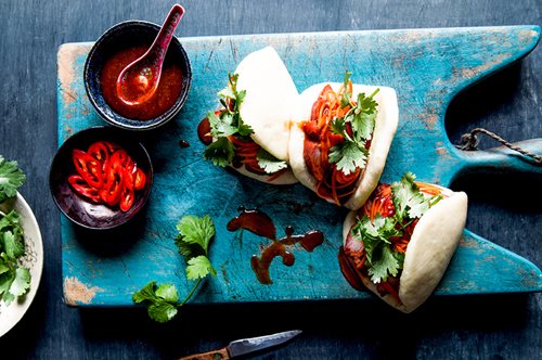 Όλη η Αθήνα τρώει bao buns, τα ασιατικά ψωμάκια ατμού που έγιναν trend