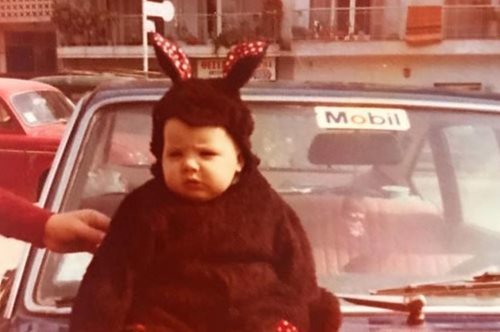 To αγοράκι της φωτογραφίας είναι πια διάσημος Έλληνας παρουσιαστής. Τον αναγνωρίζεις;