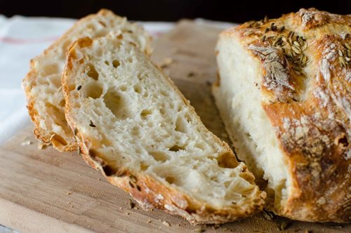 Το πιο τραγανό και εύκολο ψωμί κατσαρόλας χωρίς ζύμωμα 