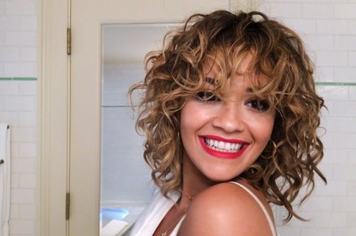 Η Ρίτα Όρα σου δείχνει πώς να διώξεις τη μέρα από πάνω σου και να κάνεις ένα βραδινό μακιγιάζ 