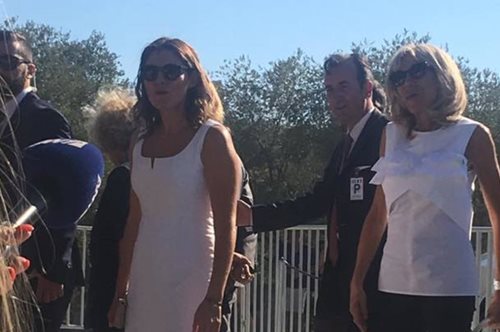 Μπέτυ Μπαζιάνα, Μπριζίτ Τρονιέ: Στα λευκά οι δύο πρώτες κυρίες. Η πρώτη φωτό 