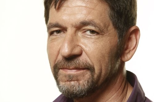 Ο Γεράσιμος Σκιαδαρέσης ποζάρει από την παραλία με τον δεκάχρονο γιο του