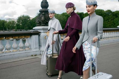 Κινεζική αεροπορική εταιρία ντύνει τις αεροσυνοδούς της με στολές υψηλής ραπτικής