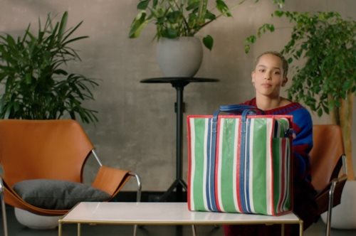 Αυτό που έχει η Ζόι Κράβιτζ μέσα στη τσάντα της είναι κάτι που δε θα έβαζες ποτέ στη δική σου 