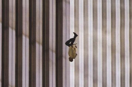 Η συγκλονιστική ιστορία της φωτογραφίας του άνδρα που πηδά από τους Δίδυμους Πύργους