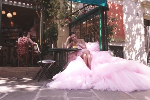 Η περιπέτεια μιας γυναίκας που φόρεσε υψηλή ραπτική για να πιει καφέ & να ψωνίσει στο σούπερ μάρκετ 