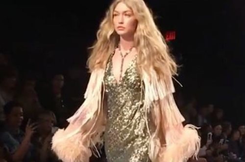 Απίστευτο; H τρελή ψυχραιμία της Τζίτζι Χαντίντ όταν της έφυγε το παπούτσι στην πασαρέλα