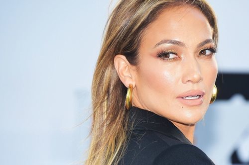 Η Τζένιφερ Λόπεζ φόρεσε τα sneakers που κάνουν μπαμ από μακριά. Σε άλλους αρέσουν σε άλλους όχι