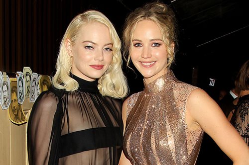 Όλο το Χόλιγουντ μιλάει για την αμήχανη αγκαλιά της Τζένιφερ Λόρενς με την Έμα Στόουν