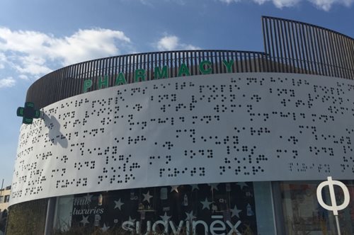 Placebo εμπειρία: Πήγαμε στο πιο design φαρμακείο του κόσμου, στη Γλυφάδα