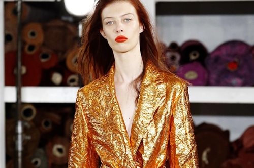 Η σερβιτόρα που έγινε η νέα μούσα του Raf Simons. Μια απίστευτη ιστορία καλής τύχης 