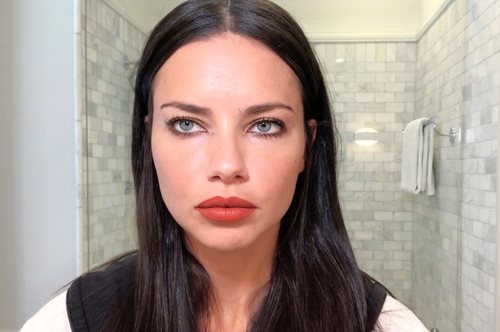 Κι όμως, η Αντριάνα Λίμα δεν κάνει πάνω από 2 λεπτά για να μακιγιαριστεί για το πάρτι  