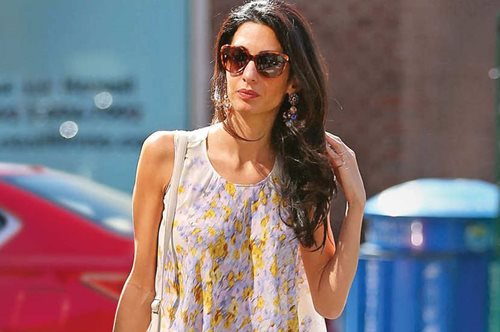 Η Aμάλ Κλούνεϊ εμφανίστηκε φορώντας από πάνω μέχρι κάτω το απόλυτο χρώμα της νέας σεζόν