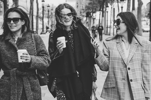 Μπαίνεις μόνη και βγαίνεις με παρέα. Καινούργια πλατφόρμα σου βρίσκει περισσότερα από έναν σύντροφο