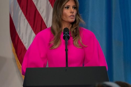 H Μελάνια Τραμπ προσπαθεί υπερβολικά πολύ για να ασχολούνται όλοι με τις εμφανίσεις της