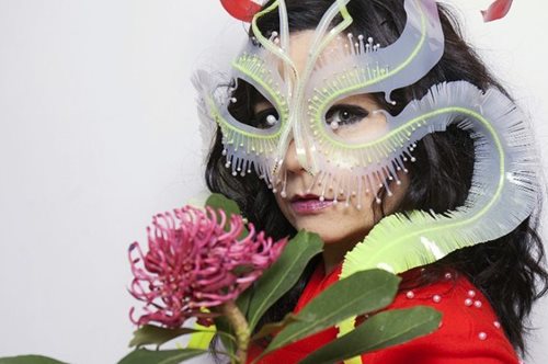 Δείτε πώς έφτιαξε γαζί-γαζί ο οίκος Gucci το εκπληκτικό φόρεμα της Bjork για το νέο της βίντεο 