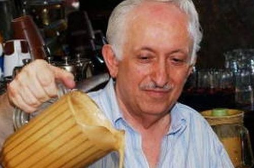 Τελικά ποτέ δε μάθαμε τη μυστική συνταγή για τον διάσημο φραπέ του Λέντζου, στο Παγκράτι