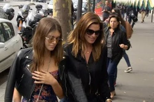 Παπαράτσι: Η Σίντι Κρόφορντ και η κόρη της Κάια Γκέρμπερ πίνουν καφέ στο Παρίσι 