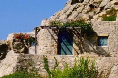 Πρέπει να δεις το εσωτερικού αυτού του σπιτιού-γλυπτό στο βράχο που βλέπει το Αιγαίο