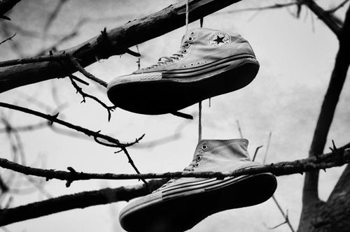 Τι είναι το shoefiti, το ανατριχιαστικό φαινόμενο των κρεμασμένων sneaker στα σύρματα της ΔΕΗ 